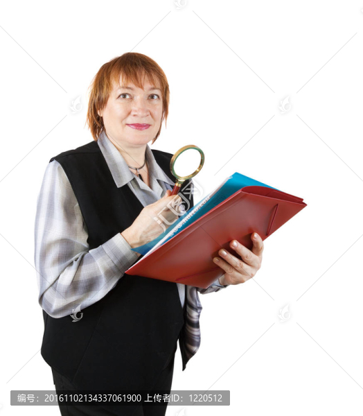 女人通過放大鏡閱讀文件