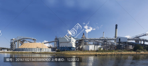 河邊的造紙廠全景