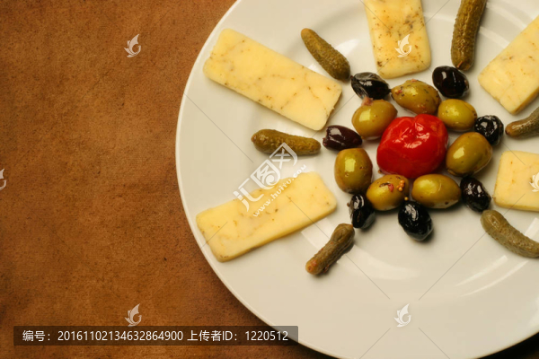 奶酪片；橄欖和泡菜