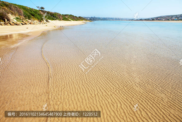 在沙灘和水的漣漪空海灘