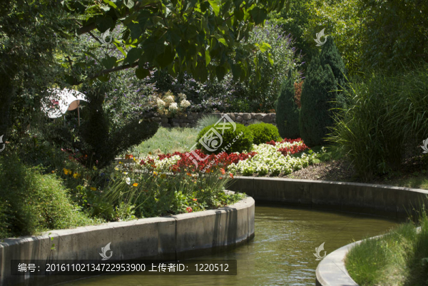 一條水徑穿過(guò)郁郁蔥蔥的庭園和花園