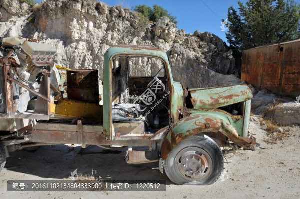 生銹的老式汽車