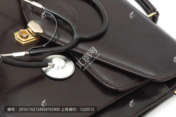 醫(yī)生用聽診器的情況下