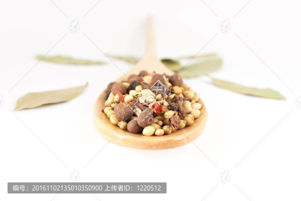 混合在勺子上的香料