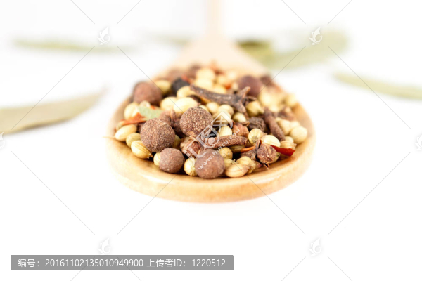 混合在勺子上的香料