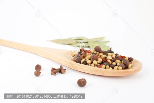混合在勺子上的香料