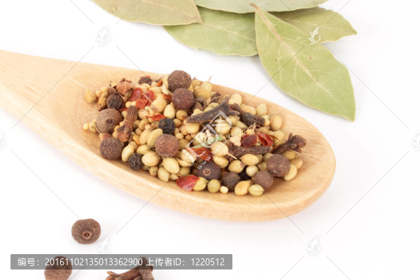 混合在勺子上的香料