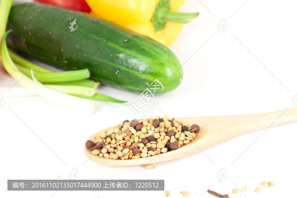 混合在勺子上的香料