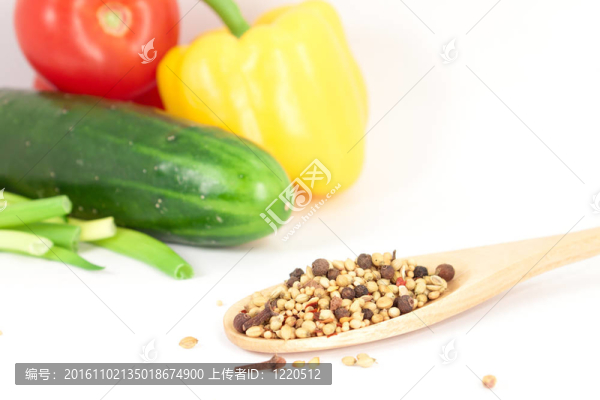 混合在勺子上的香料