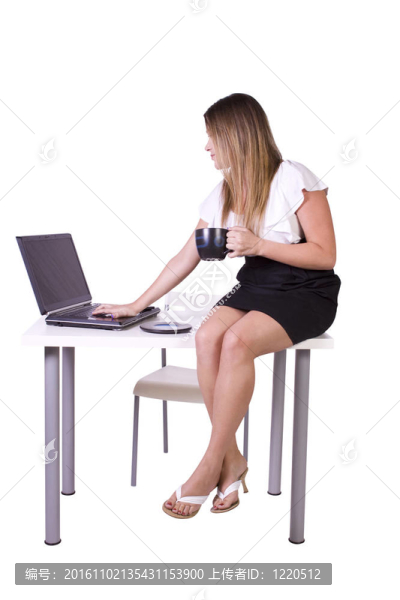 性感的女人坐在桌上