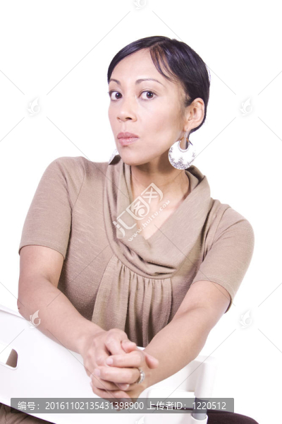 接近一個(gè)美麗的亞洲女孩