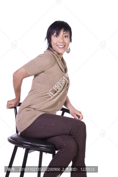 漂亮的女人在椅子上擺姿勢