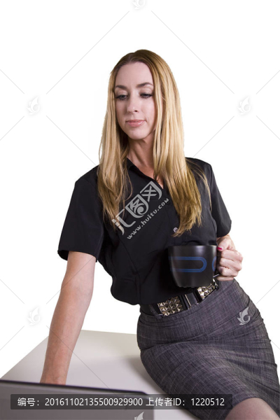 性感的女人坐在桌上