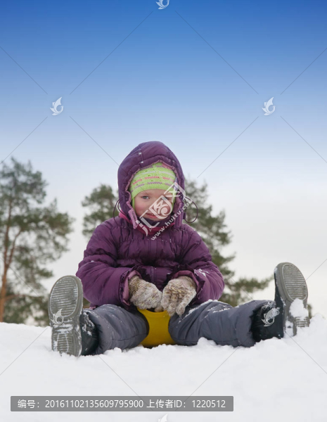 小的孩子在雪地里滑