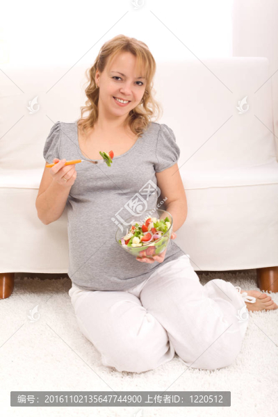 美麗孕婦吃沙拉