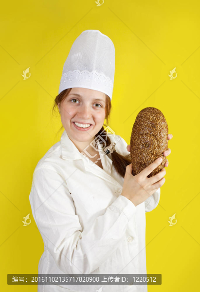 baker展示了新鮮的面包