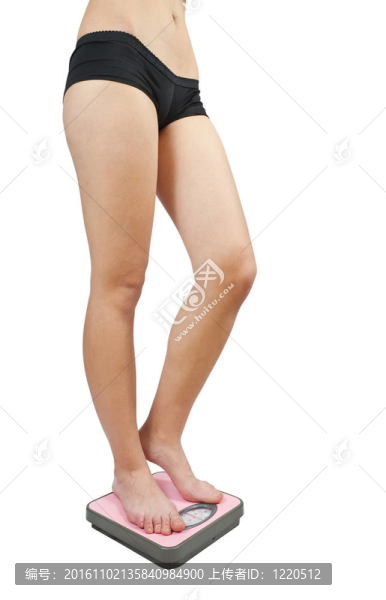 浴室秤上的腿
