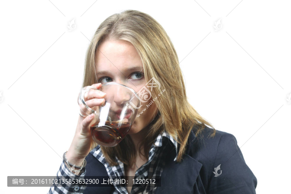 年輕女子喝茶