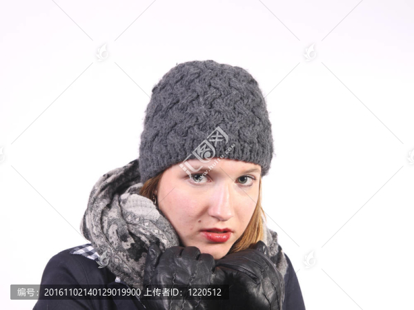帶灰色羊毛帽的年輕女子