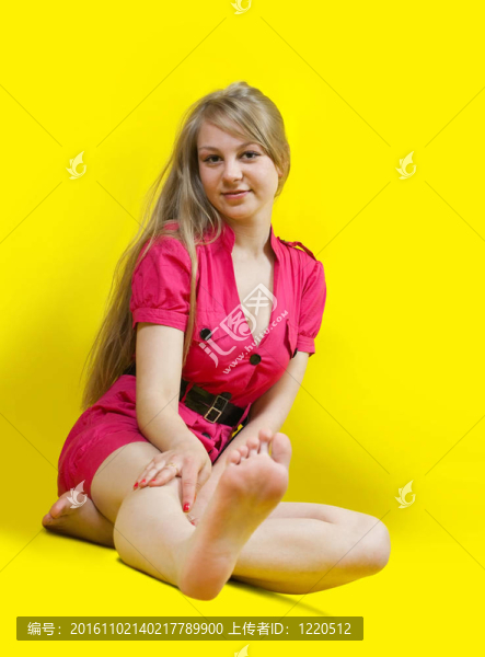 穿著性感連衣裙的坐著的女孩