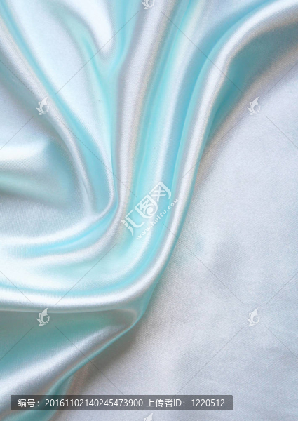 以流暢的優(yōu)雅的藍(lán)色絲綢為背景