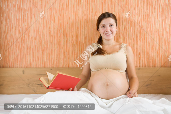 懷孕的女人讀一本書