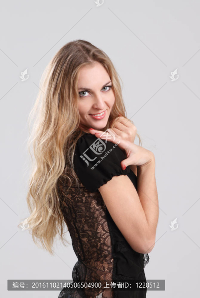 美麗的年輕金發(fā)女孩在黑色的肖像