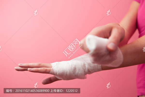 手腕上的繃帶（顏色色調(diào)的圖像；淺景深）