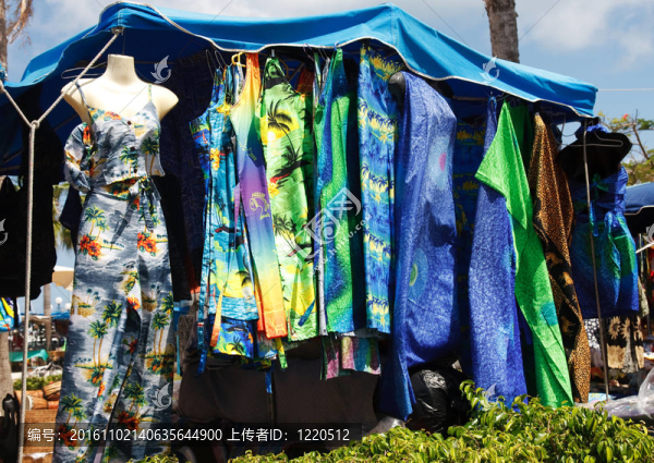 加勒比市場上的彩色連衣裙
