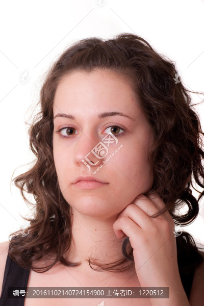 Young,Brunette與Hand,Under,Chin