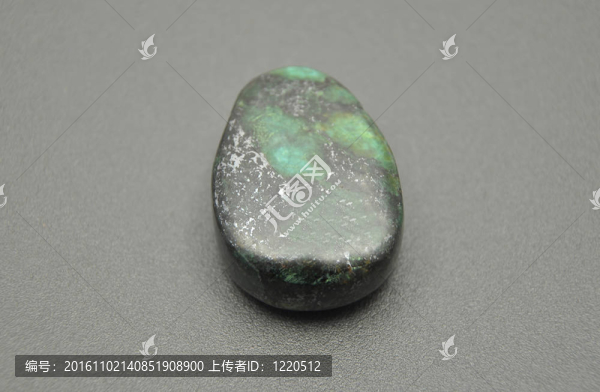 詳細(xì)和豐富多彩的黝簾石礦物的形象