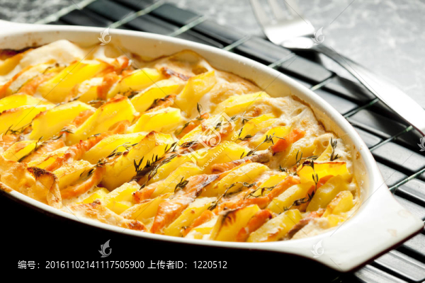 奶油里烤的土豆和鮭魚