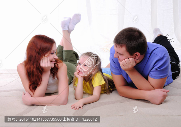 母親；年輕的父親和年幼的女兒