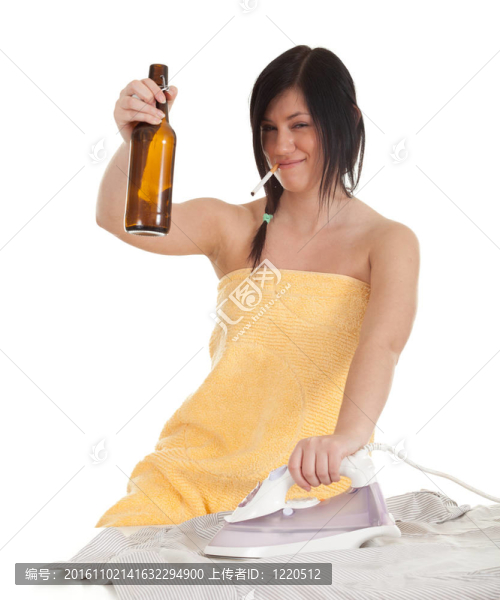 醉酒抽煙的年輕婦女熨燙衣服；家務活和留瓶啤酒