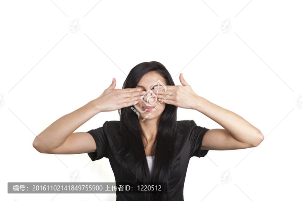 年輕漂亮的女人用手捂著眼睛
