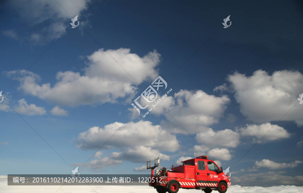 冬季交通：雪地里的車輛