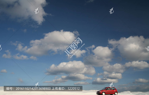 冬季交通：雪地里的車輛