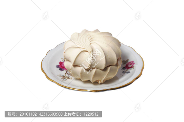 香草甜酥皮餅在瓷碟吻孤立在白色背景