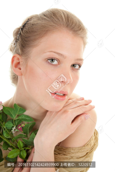 一個(gè)有花的女孩的畫(huà)像
