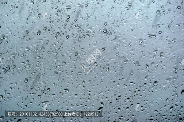 雨點落在窗上，神秘的城市輪廓