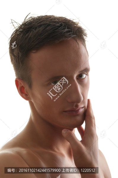 有裸露軀干的年輕運動員