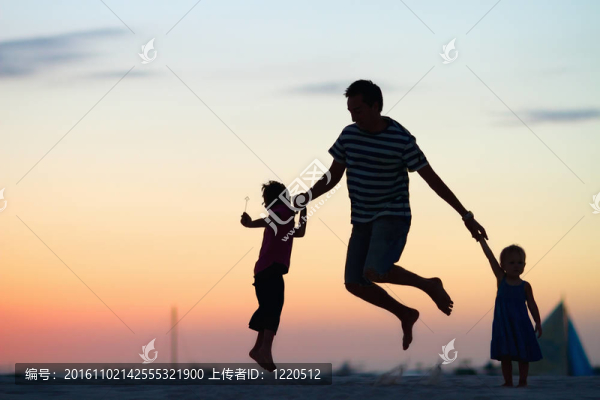 爸爸和孩子們在日落時跳