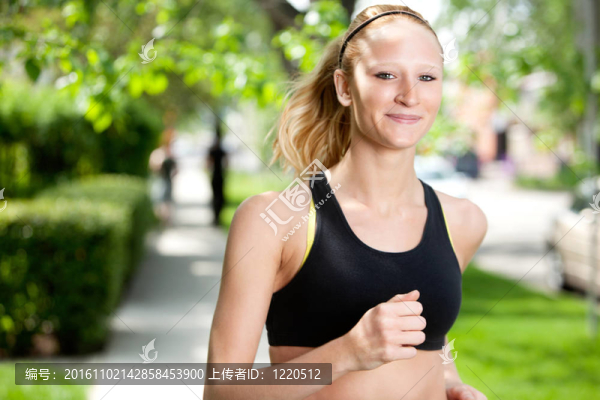 美麗的女人慢跑