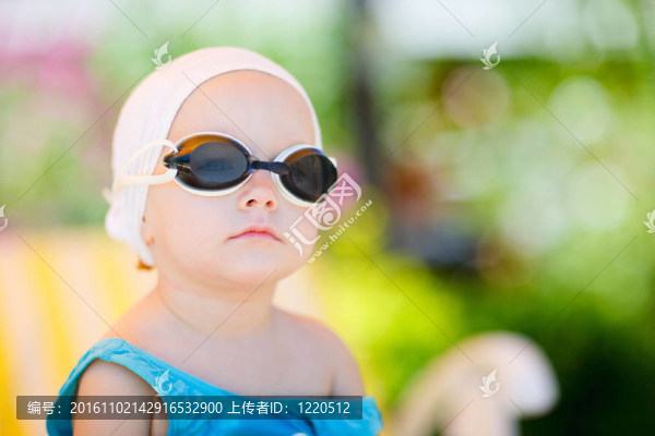 游泳眼鏡的小女孩