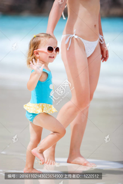 媽媽和女兒在海灘度假