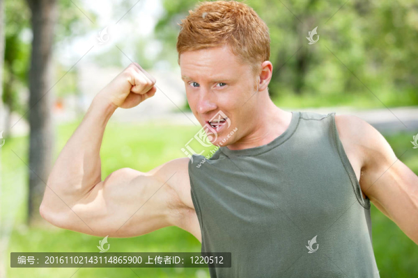 肌肉男展示自己的肱二頭肌