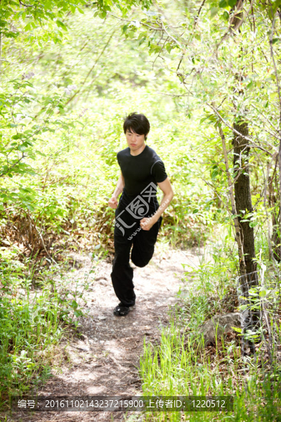 男子在運動服慢跑