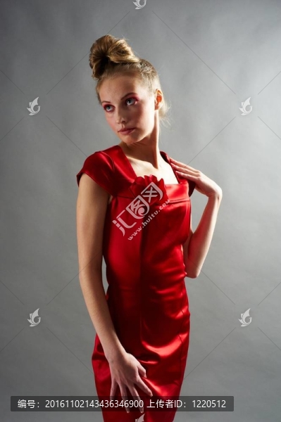 穿著紅色裙子的性感苗條的女人