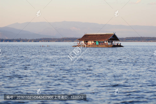 浮筏順流而下