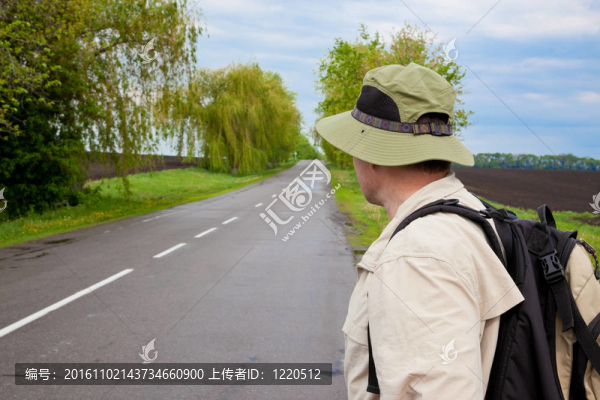 鄉(xiāng)村公路上的游客